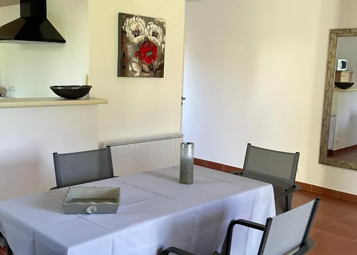 Bord De Avec Piscine Privee פורטיסיו