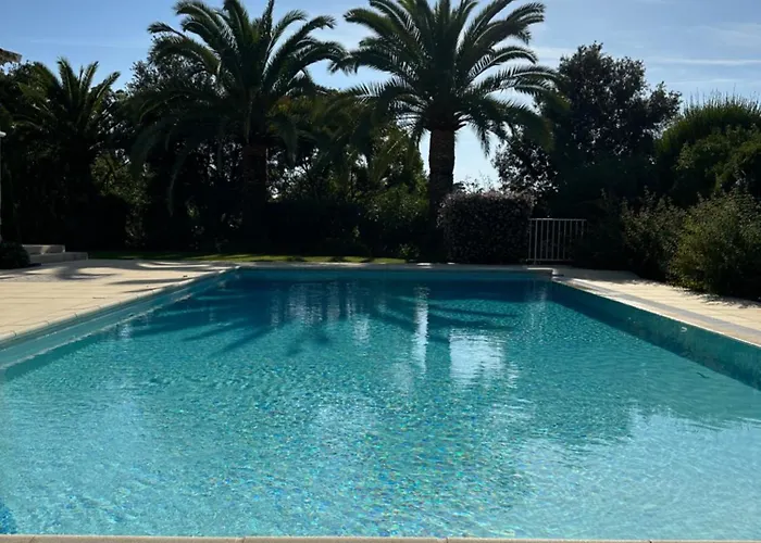 Bord De Avec Piscine Privee דירה