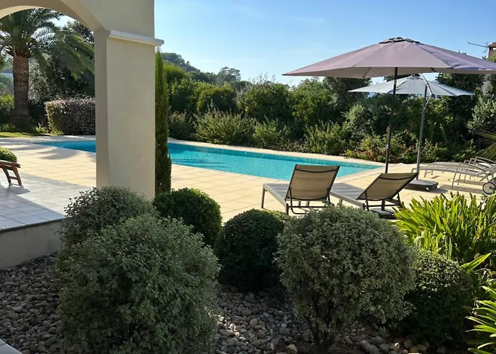 Bord De Avec Piscine Privee *